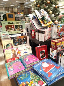 書店さまのクリスマス絵本コーナーのご紹介★